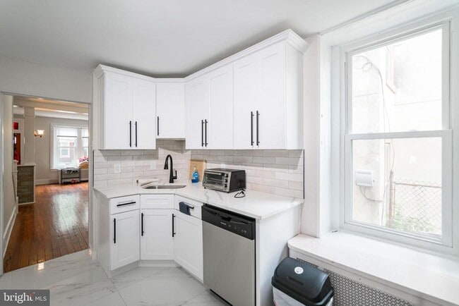 Building Photo - 295 Hermitage St