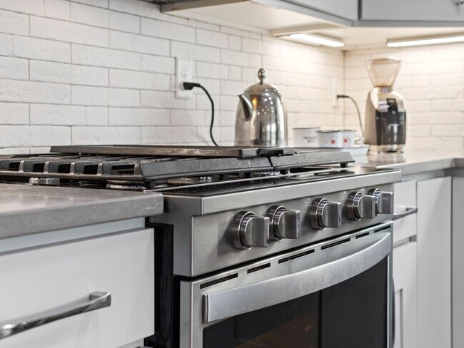 Building Photo - 4 bedroom Modern Home at Eagle Ridge Estates