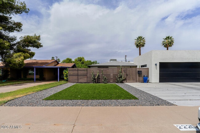 Building Photo - 2220 E Weldon Ave