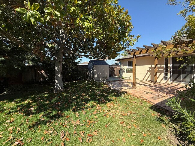 Building Photo - Stunning 3 Bed 2 Bath Home | Spacious Back...