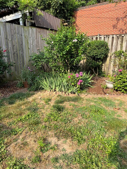 Building Photo - 215 5th St SE