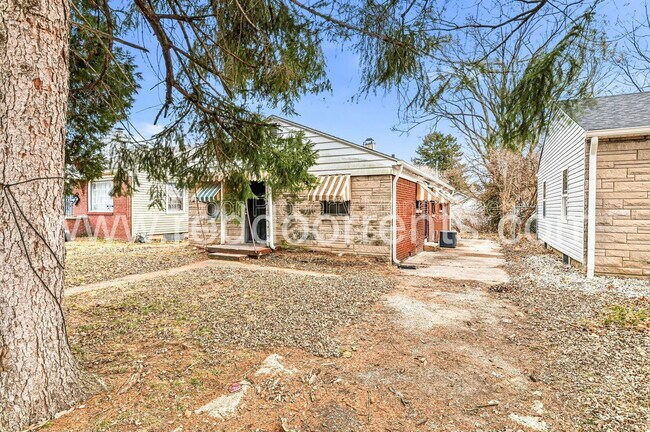 Building Photo - 3729 Kinnear Ave