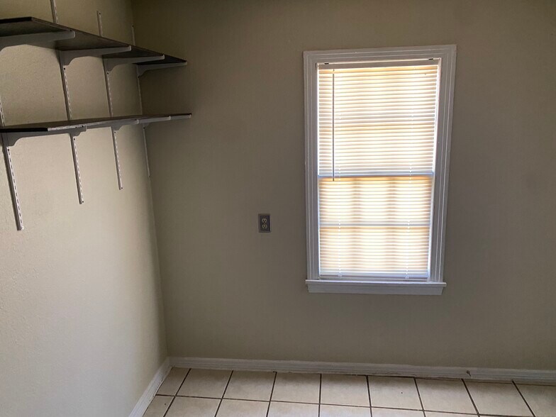 Building Photo - 306 E 31st St