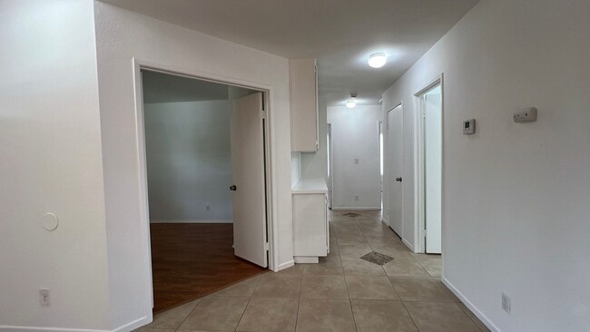 Building Photo - (APPLICATION PENDING) East Lancaster Home