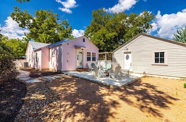 Building Photo - FOR LEASE!! Fully furnished!