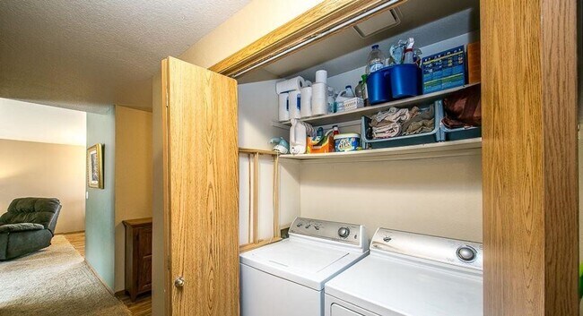 Building Photo - Spacious home in a fabulous location!