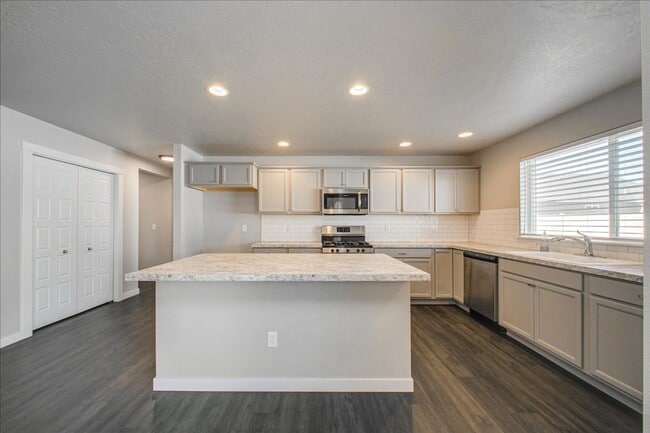 Building Photo - Two Story, Spacious Star Home!