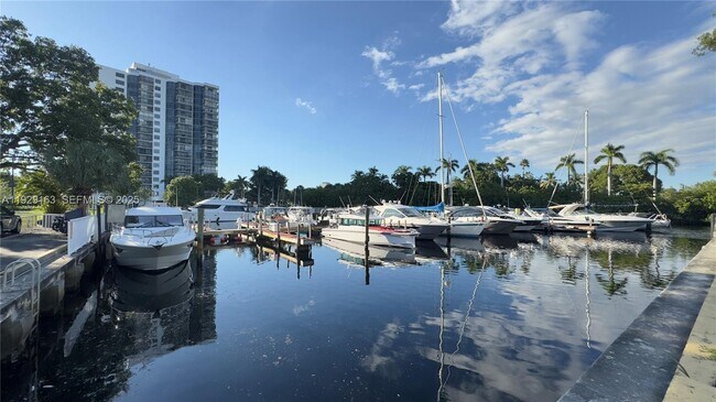 Building Photo - 3401 N Country Club Dr