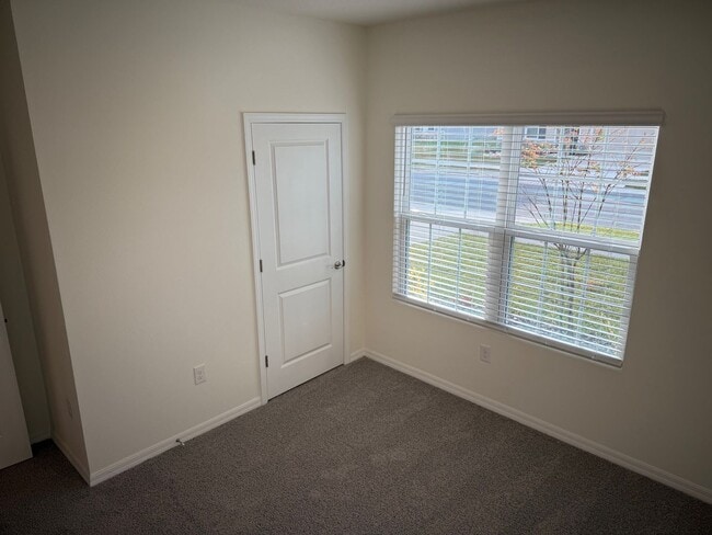 Building Photo - 4 Bedroom 2 Bath Close to Hospitals and Shopping