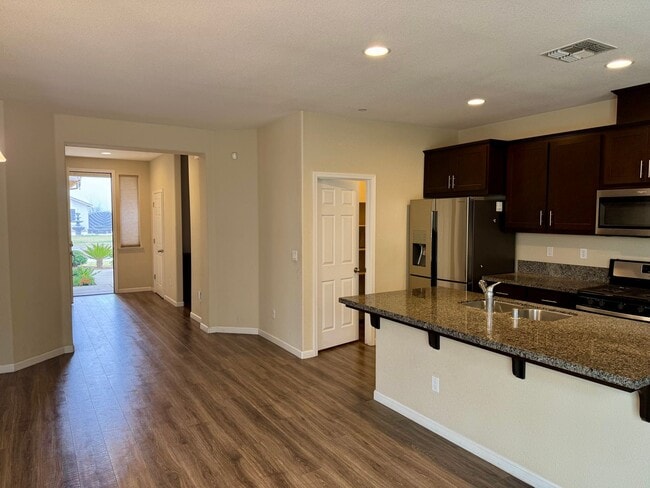 Building Photo - Spacious 4 Bedroom 3 1/2 Bath Home Available Now