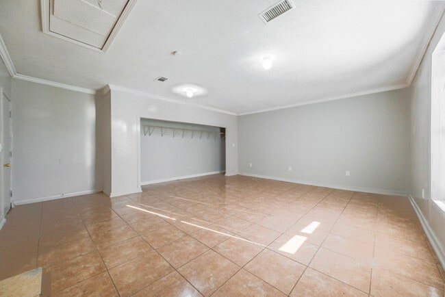 Building Photo - Cozy 3-Bedroom Rental with Fireplace & Mod...