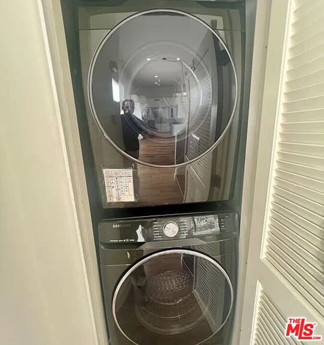 Building Photo - 390 S Sepulveda Blvd