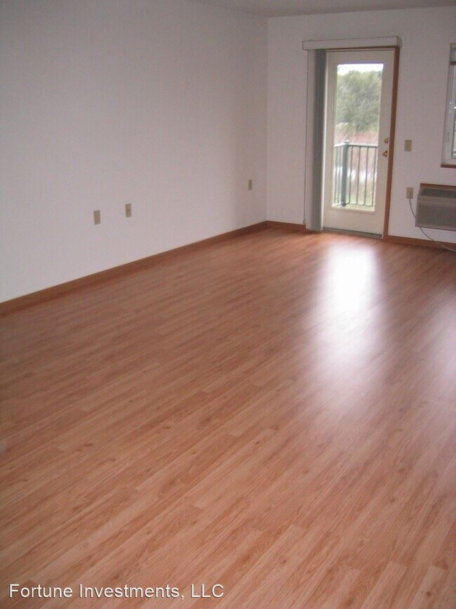 Building Photo - 2 br, 1 bath Apartment - 6522-28 Lake Rd 6...