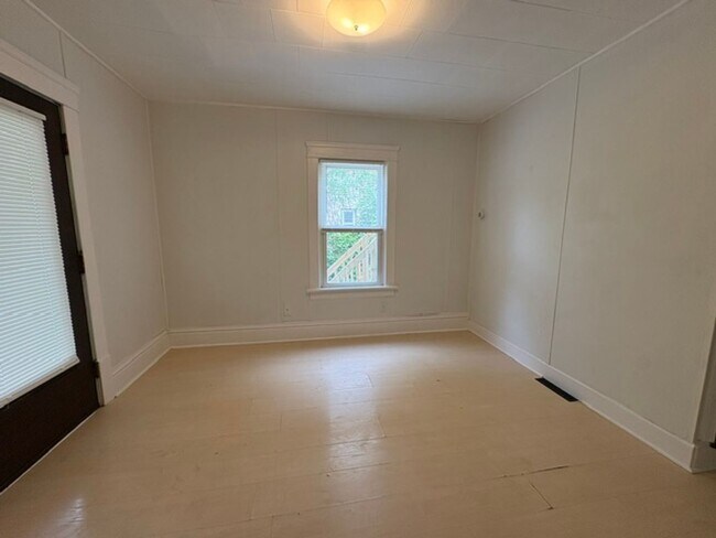 Building Photo - 325 Para Ave