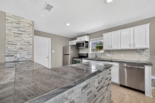 Building Photo - 6719 Woodland Oaks