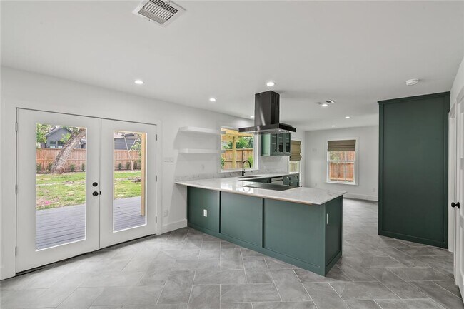 Building Photo - 312 W 31st St