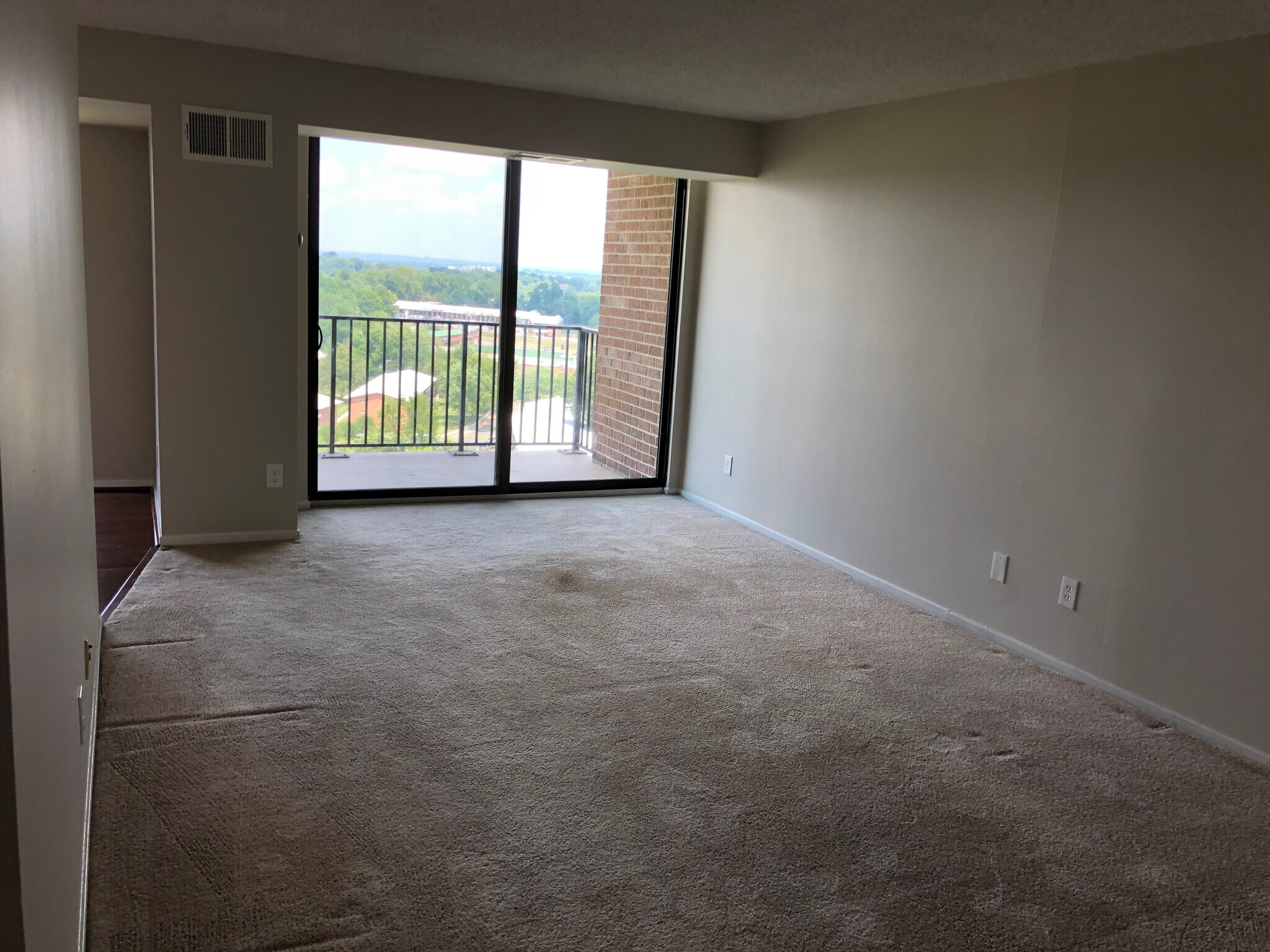 Living rm - 2300 Pimmit Dr