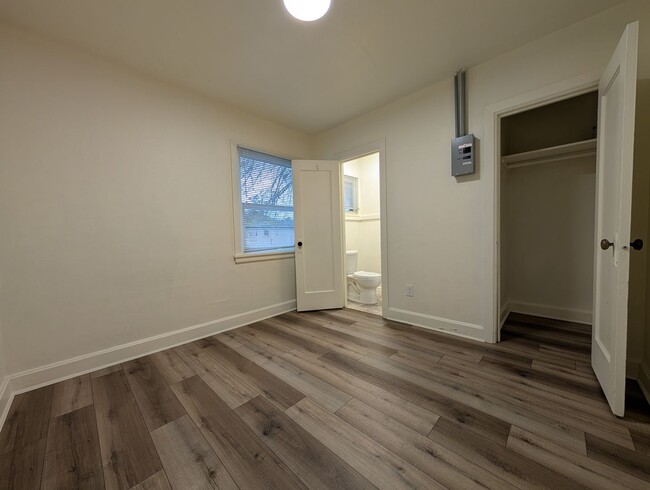 Building Photo - Charming 1 Bedroom, 1 Bath Apartment With ...