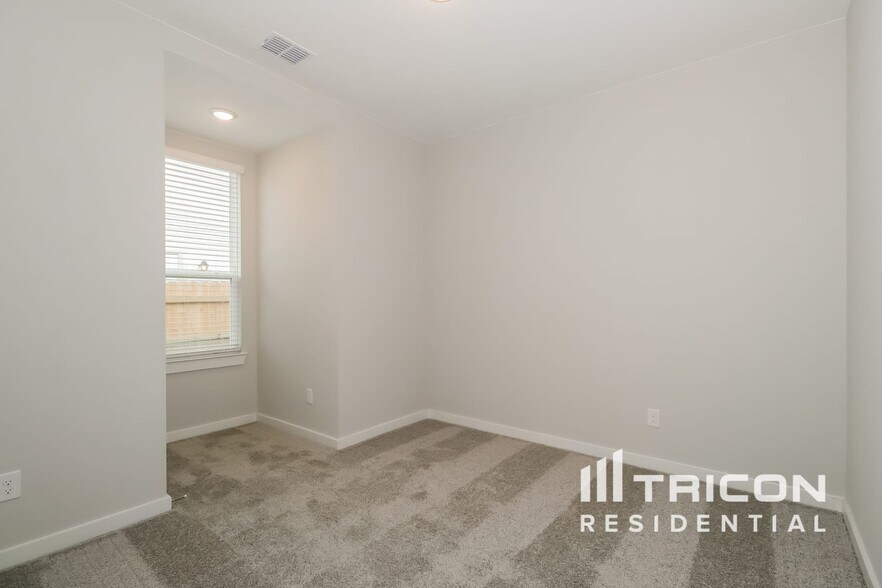 Building Photo - 605 Raglands Rd