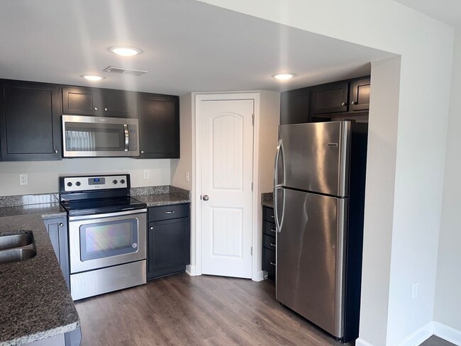 Building Photo - 3 Bed | 2.5 Bath | 2 Car Garage Townhome in Grain Valley w/ Special