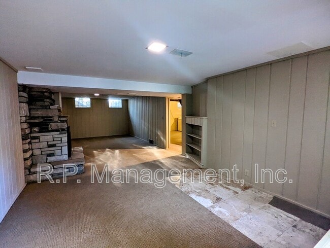 Building Photo - 2111 Irving Ave S
