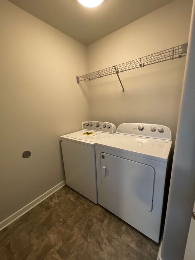 Building Photo - 3 Bedroom Townhome  in SW Redmond  - Parkl...