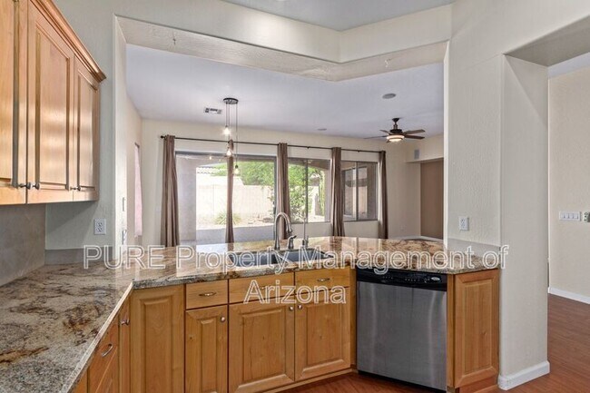 Building Photo - 737 S Sycamore Pl