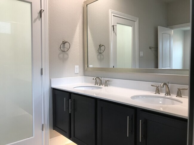 Building Photo - BEAUTIFUL HOME IN TERAVISTA