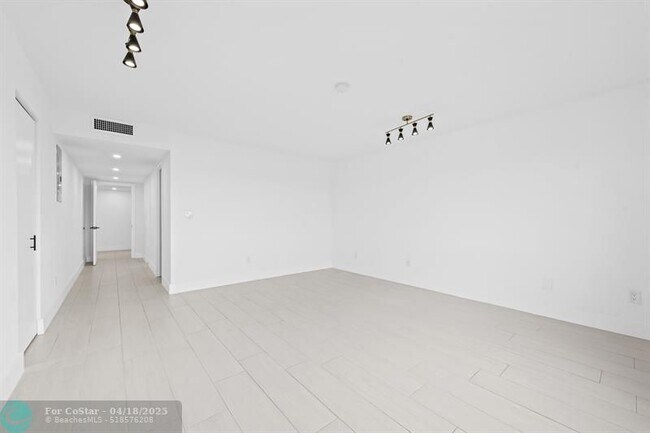 Building Photo - 877 NE 195th St