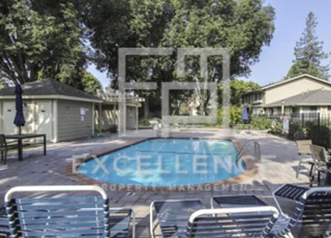 Building Photo - 3/1.5 Townhouse, 2 Car Garage, One Pet Neg...
