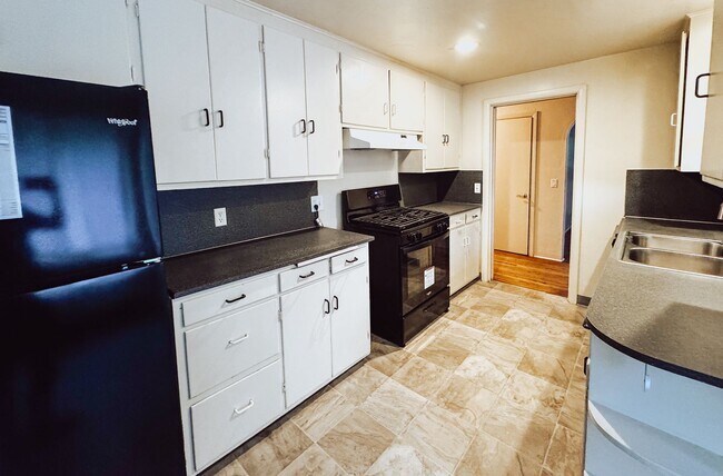 Building Photo - Charming 3 Bedroom in River Road Area!