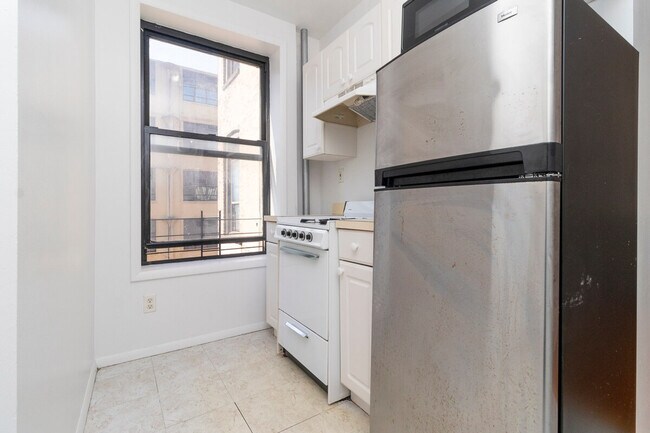 Building Photo - 329 E 94th St