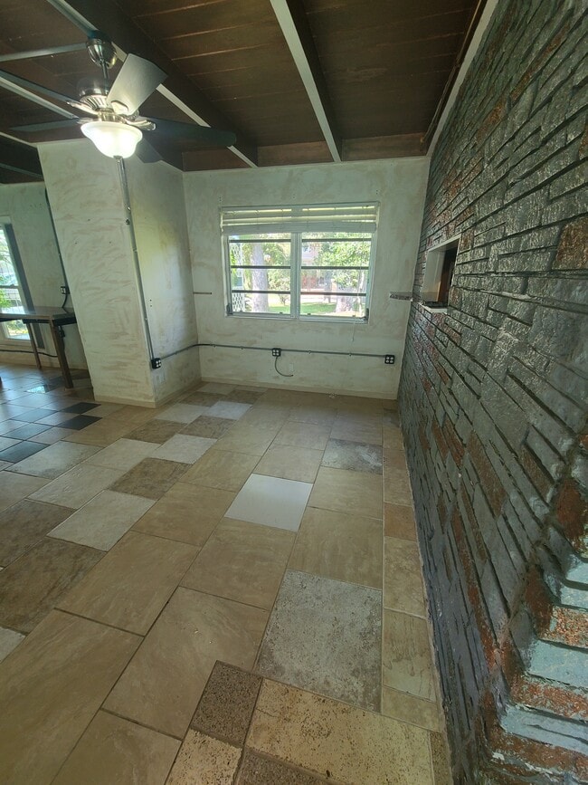 Building Photo - 1703 John Anderson Dr