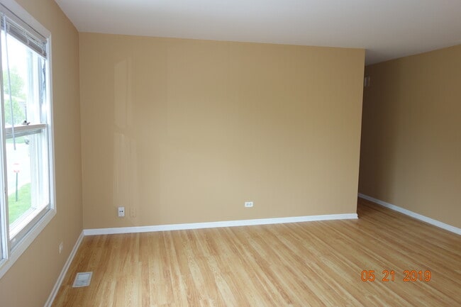 Building Photo - 300 Meadow Ct