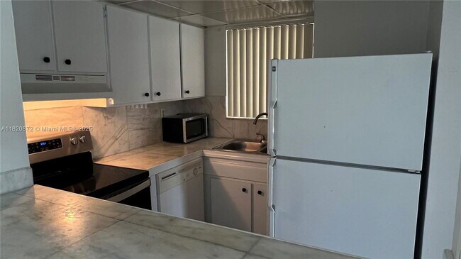Building Photo - 8850 Fontainebleau Blvd