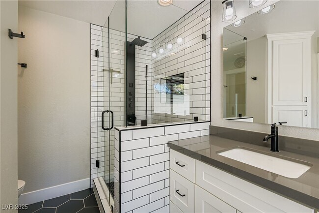 Building Photo - 6690 N Torrey Pines Dr
