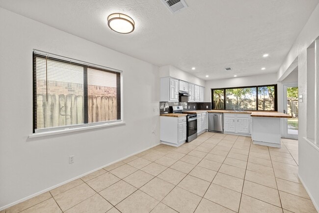 Building Photo - 16610 Carbridge Dr