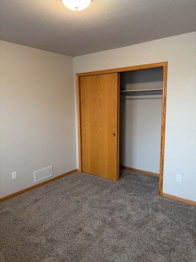 Building Photo - 3bd/3ba Johnstown Home with 2-Car Garage &...