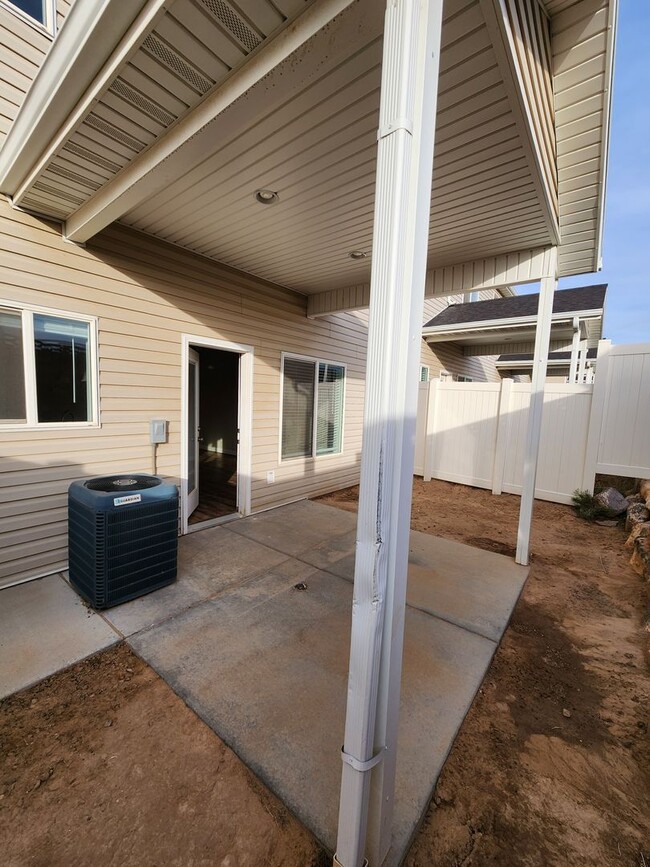 Building Photo - Charming 3 Bedroom Townhome in Cedar City