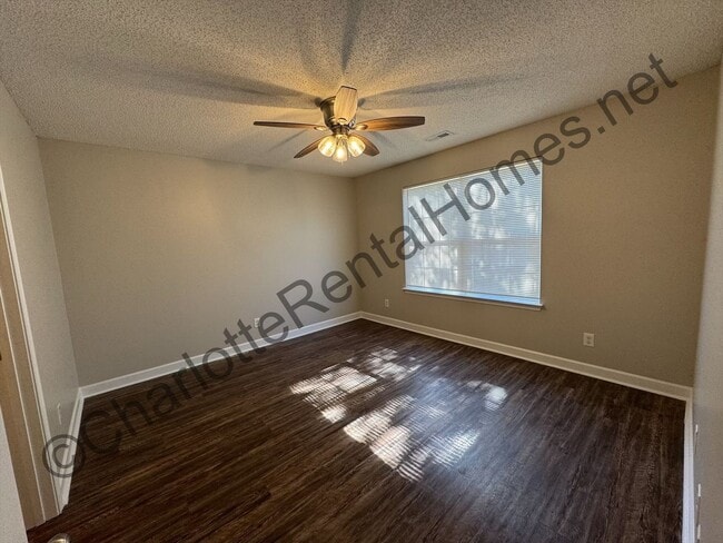 Building Photo - Ranch home with 2 car garage!