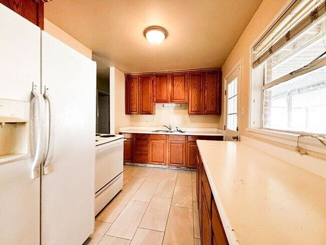 Building Photo - Perfect Location - Private Backyard - 3 bed 1 bath Home!