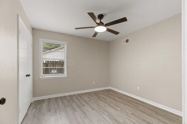 Building Photo - 908 N Roselawn Dr