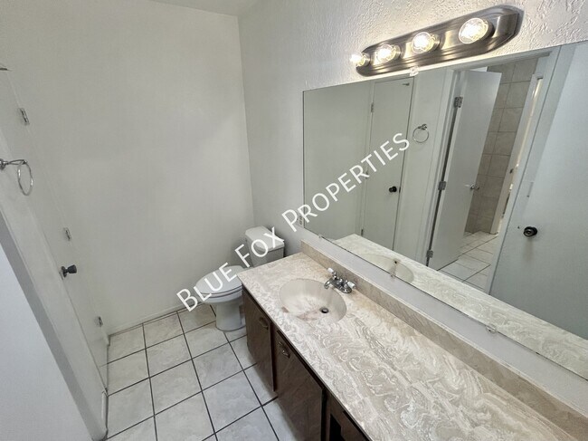 Building Photo - 3456 N Richland Dr