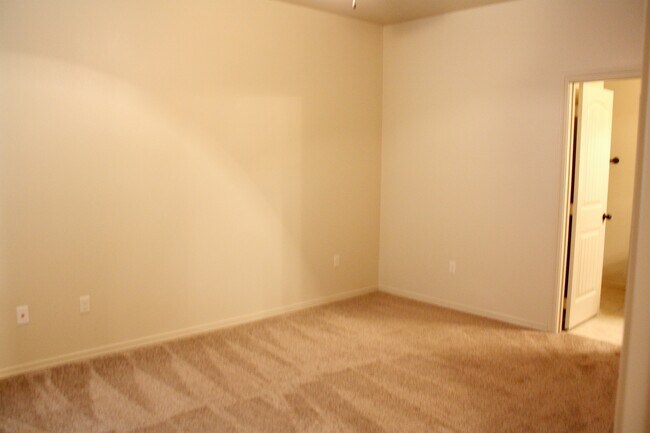 Building Photo - Charming Quad Located On Cul-De-Sac East o...