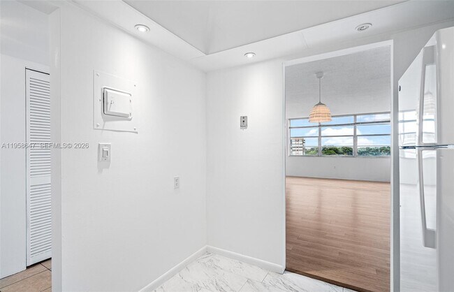 Building Photo - 1000 St Charles Pl