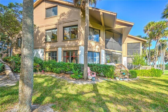 Building Photo - 233 NE Edgewater Dr