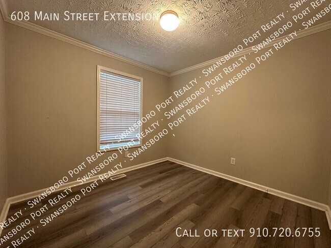 Building Photo - 608 Main St Ext