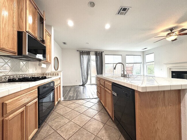 Building Photo - NOW AVAILABLE- COZY 3 BED, 2 BATH, 2 CAR GARAGE IN A QUIET NEIGHBORHOOD, NORTH NATOMAS