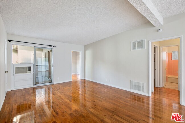 Building Photo - 941 N San Vicente Blvd