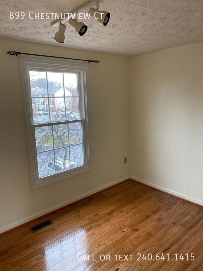 Building Photo - 899 Chestnutview Ct